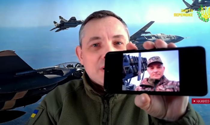 Юрій Ігнат в ефірі національного телемарафону показав селфі, зроблене на фоні системи Patriot, фото: «РБК»