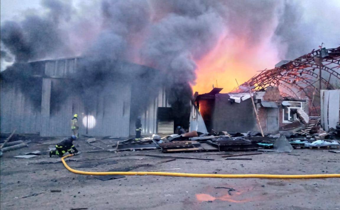 У Дніпрі рашисти влучили у приватний будинок і склад, загинули 2-річна дівчинка та 31-річна жінка