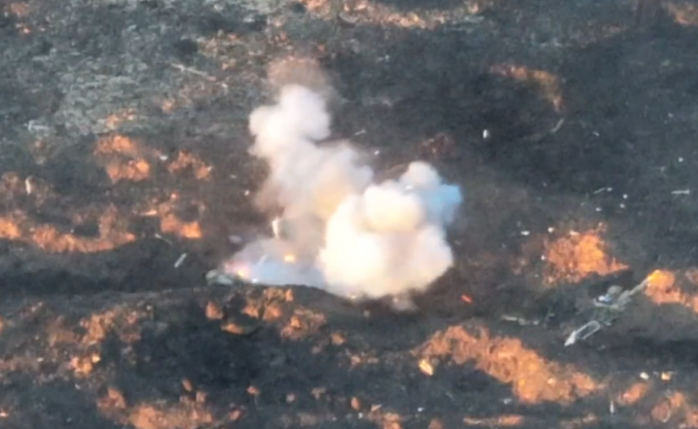 FPV-дроны эффектно уничтожают россиян - видео прямого попадания в оккупанта