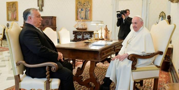 Папа Римський Франциск та Віктор Орбанна переговорах у Будапешті, 1 травня 2023 року