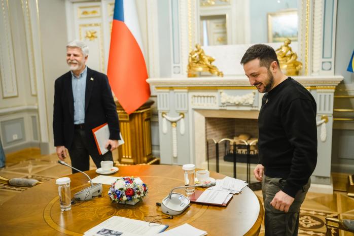 Президент Чехии подарил Зеленскому уникальный пистолет 