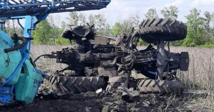 Последствия подрыва трактора в Харьковской области, фото: ГСЧС
