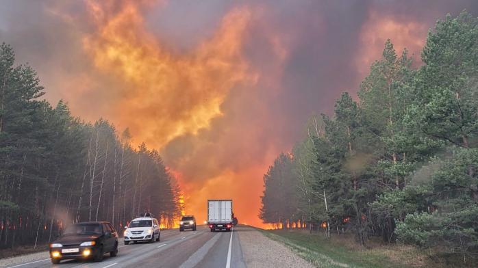 У росії через лісові пожежі згоріли два порохові склади, місто Асбест без води та світла
