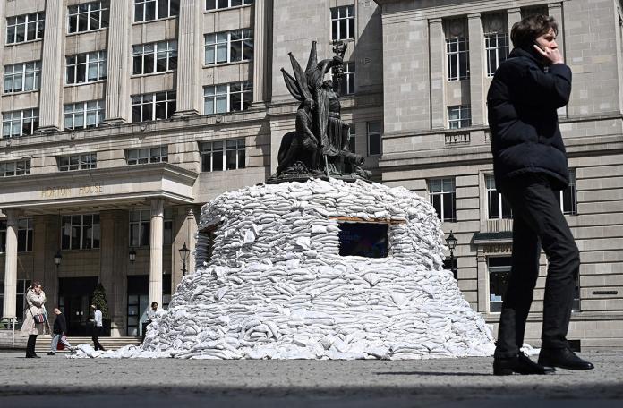 In Liverpool, a monument to Nelson was besieged with sandbags in solidarity with Ukraine (VIDEO)