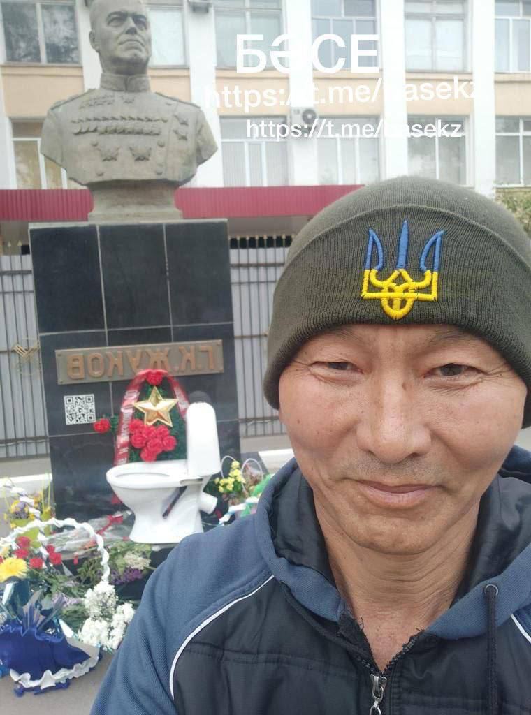 Унітаз до памʼятника Жукова - в Казахстані активіст «привітав» росіян з 9 травня 