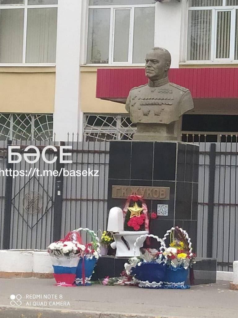 Унітаз до памʼятника Жукова - в Казахстані активіст «привітав» росіян з 9 травня 