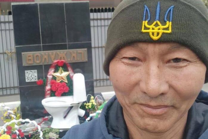 Унитаз к памятнику Жукова – в Казахстане активист «поздравил» россиян с 9 мая
