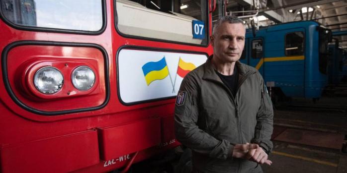 Киев получил от Варшавы шесть вагонов метрополитена, фото: Виталий Кличко