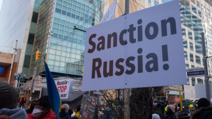 Зеленский утвердил пакет санкций против 200 оборонных предприятий россии и Беларуси