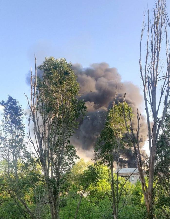 ЗМІ повідомляють про новий вибух в окупованому Луганську, над містом густий стовп диму