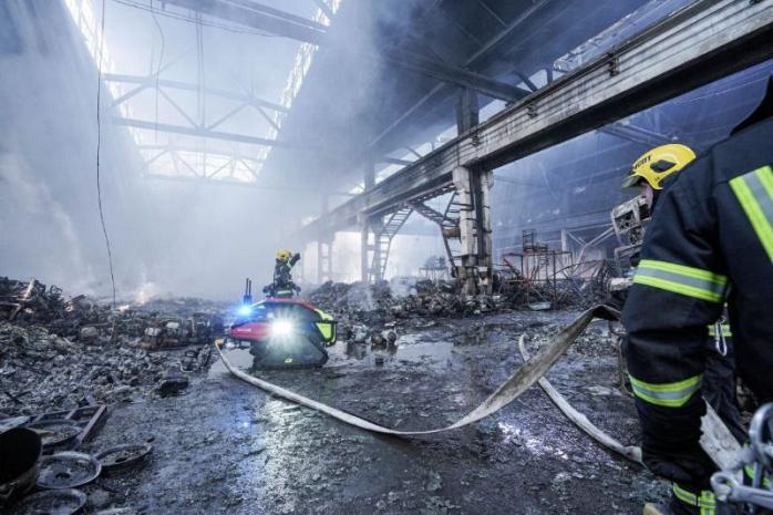  Атака по Тернополю – пожар на складах помогал тушить робот