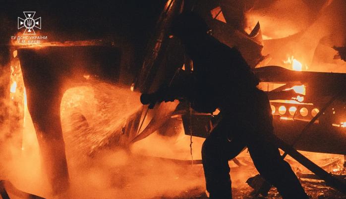 Спалені чотири автобуси і зруйнована будівля − наслідки нічної атаки на Київ — ракетний удар рф