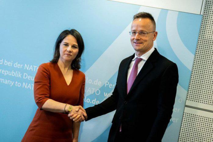 Бербок та Сійярто посперечалися через угорський банк, який Україна вважає спонсором війни