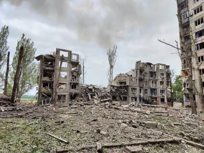 россияне уничтожили многоэтажку в Авдеевке, под завалами есть люди 