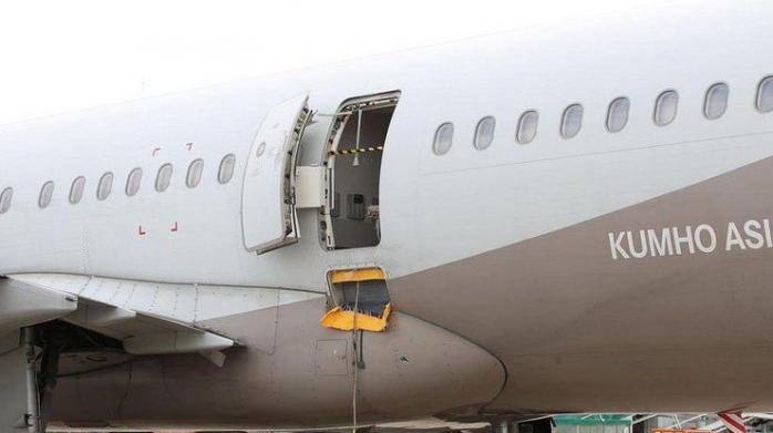 Пасажир корейського літака відчинив двері під час польоту