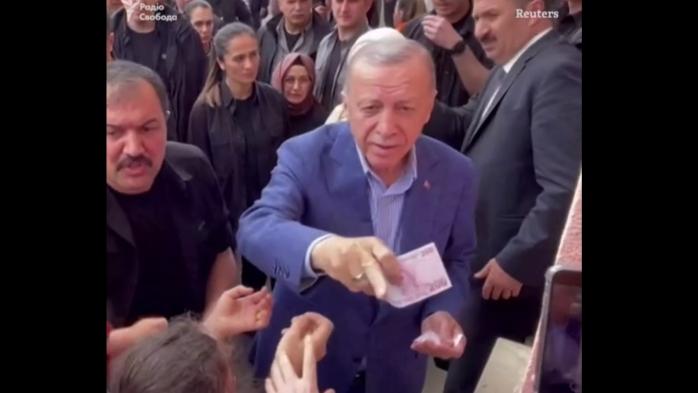 Вибори у Туреччині — Ердоган роздавав дітям гроші, ЦВК рахує голоси 