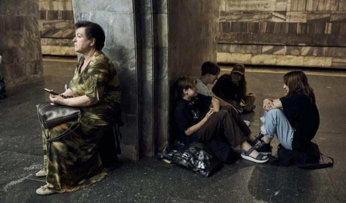 Свадьба в метро, обломки сбитых ракет на улицах и бегущие в укрытие дети - как Киев пережил очередную атаку россиян 