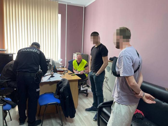 У Києві затримали чоловіків, які знімали роботу ППО