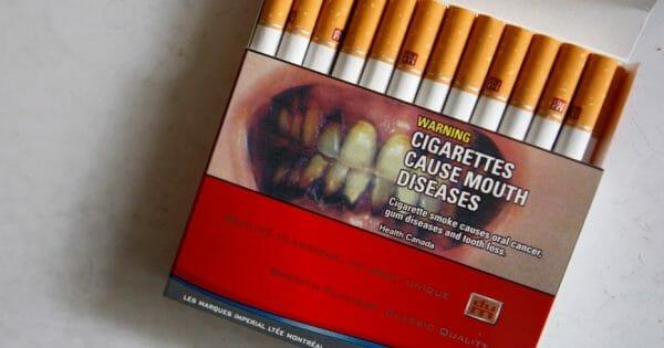 В Канаде будут печатать предупреждения о вреде курения на каждой отдельной сигарете