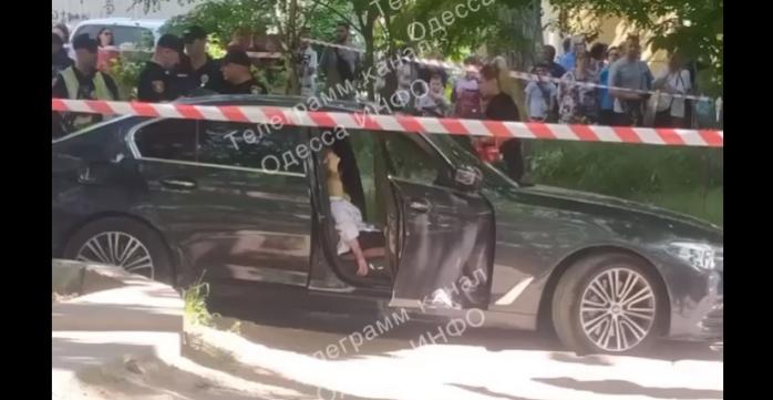 Стрельба в Одессе - на месте погибла женщина, в скорой - водитель авто