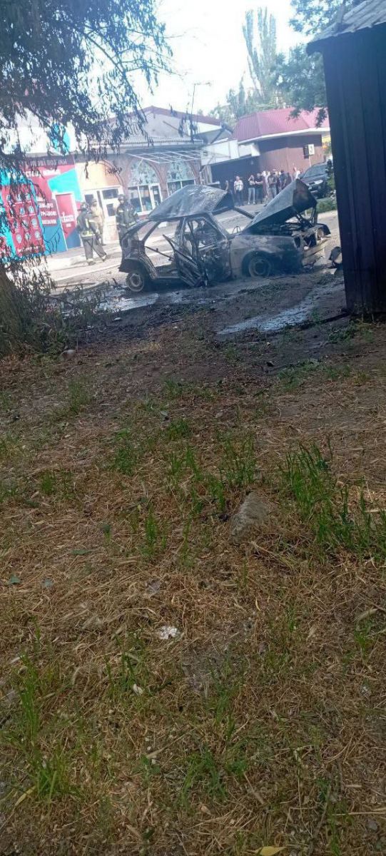 Автомобіль з росіянами підірвали в Бердянську. Фото: соцмережі