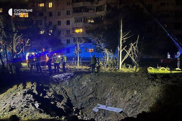 Нічна атака на Одесу - уламки дрона влучили в "панельку", є загиблі і поранені