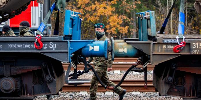 У Польщі з військового потяга викрали ящики з боєприпасами, фото: NATO