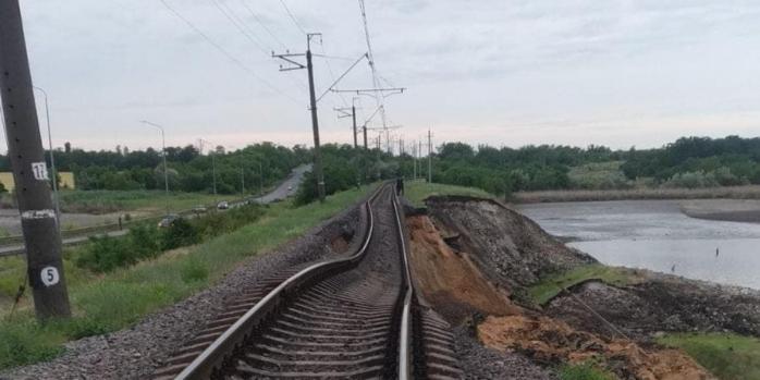 Вблизи Никополя просел участок с железнодорожным полотном, фото: «Укрзализныця»