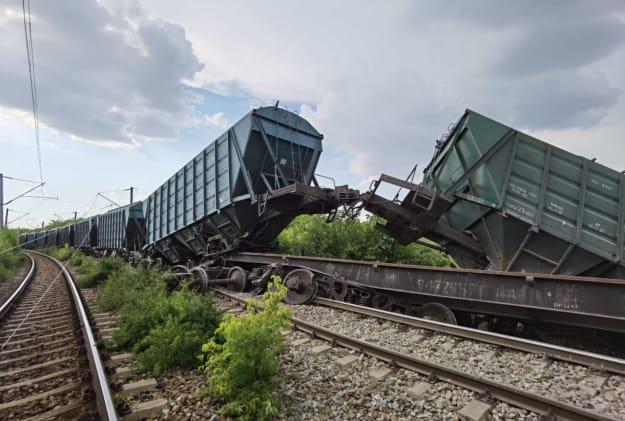 Грузовой поезд сошел с рельсов в россии. Фото: