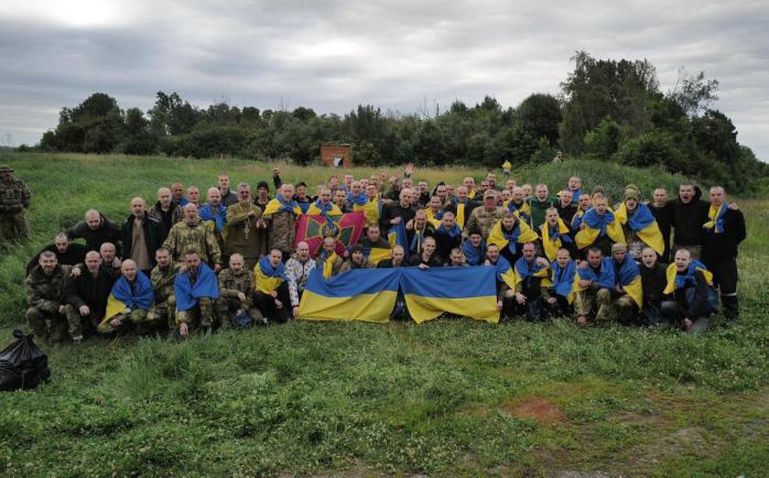 Обмен пленными - Украина вернула 95 героев, среди них есть пилоты, летавшие на "Азовсталь"