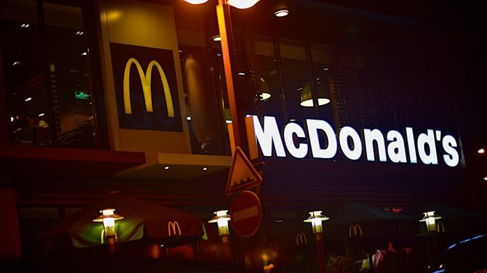 Влада Грузії цькує McDonald's через книгу про Елтона Джона