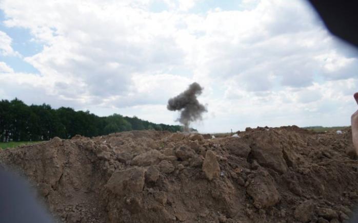 В лесу возле Бучи начали массово детонировать боеприпасы 