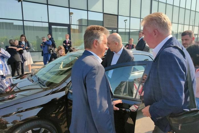 Глава «АвтоВАЗа» не смог завести новую Lada Aura – министру финансов рф пришлось лезть под капот
