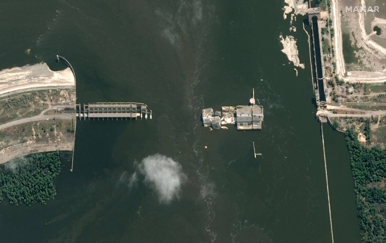 Maxar Technologies опублікувала нові знімки з космосу зруйнованої Каховської ГЕС