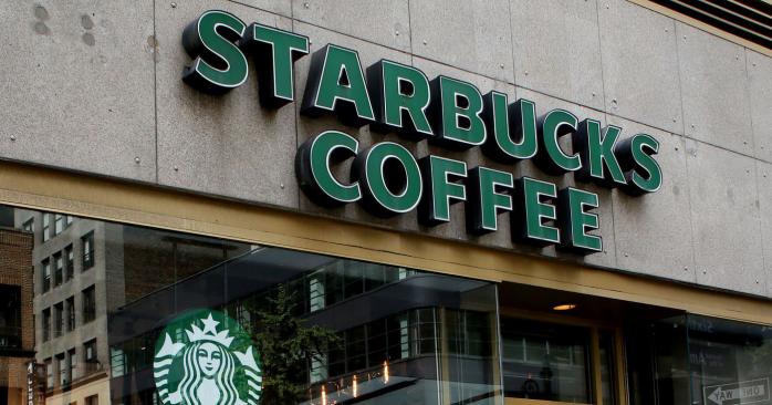 Американський суд зобов'язав компанію Starbucks виплатити 25 млн дол. колишній співробітниці у справі про расову дискримінацію. У 2018 році двоє чорношкірих чоловіків прийшли до одного з кафе Starbuck