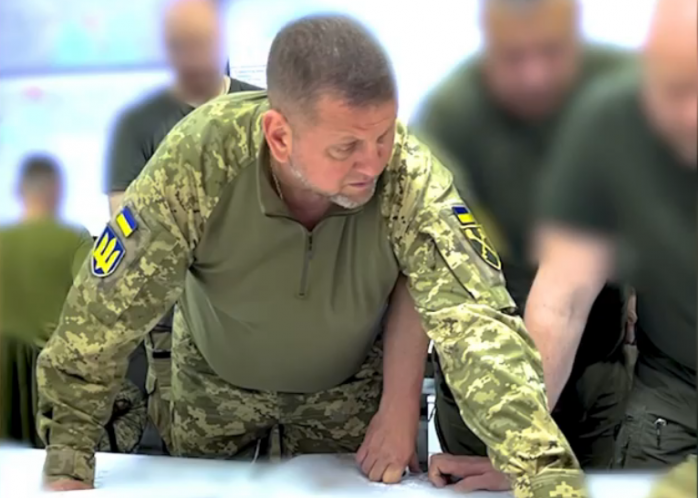 Залужный опубликовал видео, как работает на фронте вместе с начальником Генштаба