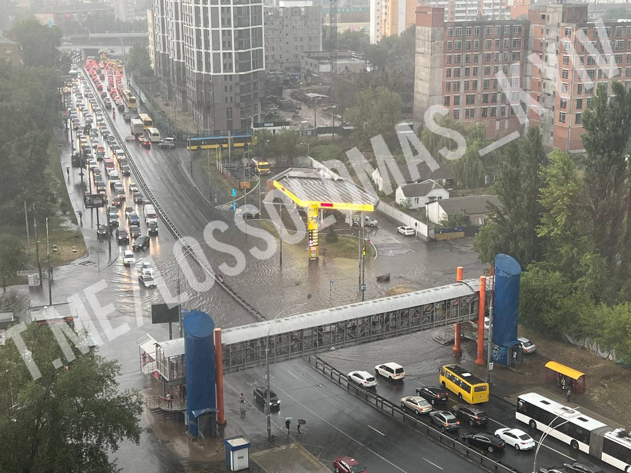 Потужна злива призвела до підтоплень у Києві. Фото: Telegram-канал LOS SOLOMAS . КИЇВ