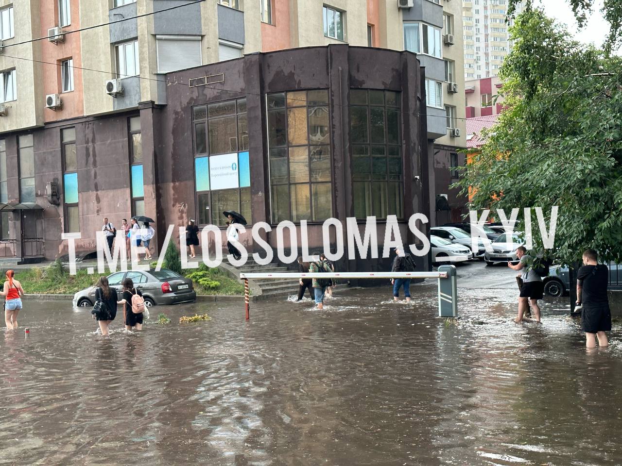 Потужна злива призвела до підтоплень у Києві. Фото: Telegram-канал LOS SOLOMAS . КИЇВ