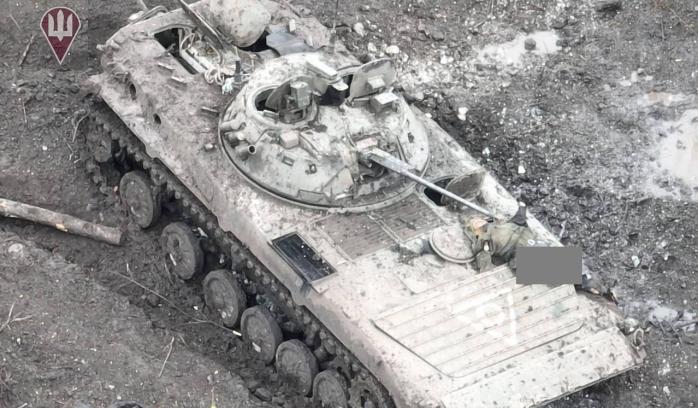 Знищення танка рф показала артилерія ВМС ЗСУ