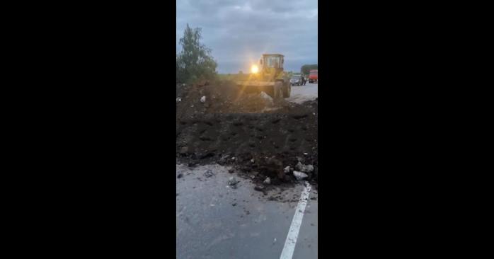 В Липецкой области рф уже латают уничтоженные днем дороги, скриншот видео