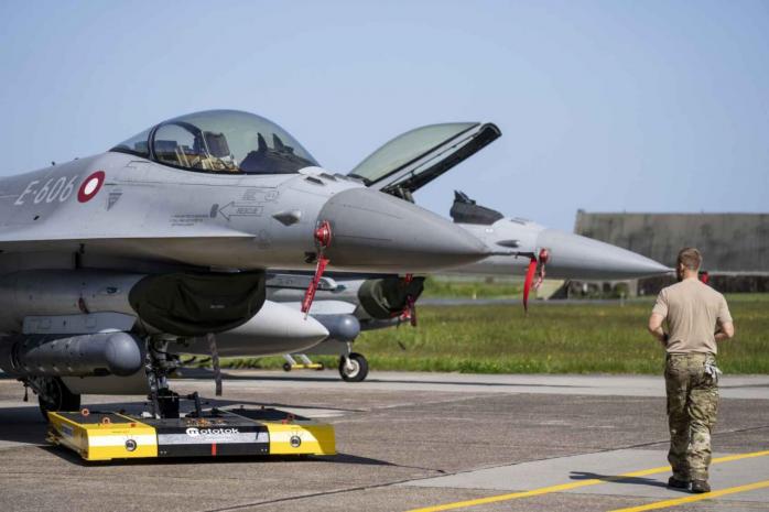 Данія зніме F-16 з озброєння на два роки раніше і почала навчання українських пілотів на винищувачах