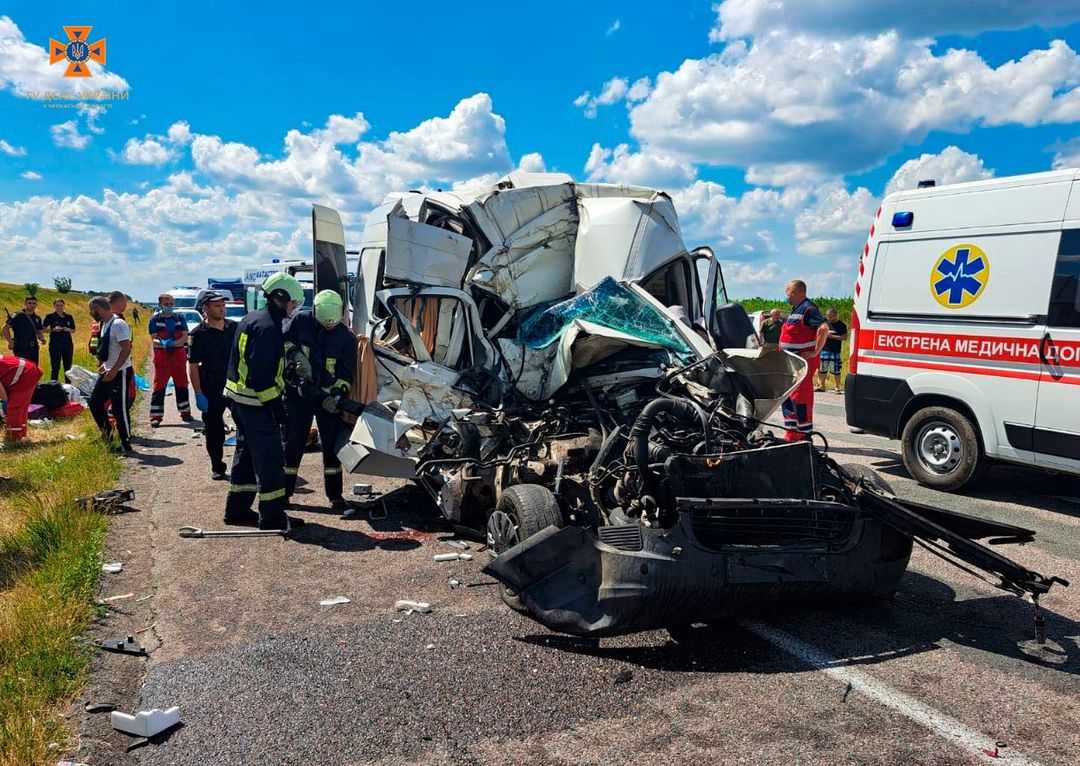 На Черкащині під час ДТП чотири людини загинули, ще шестеро - постраждали