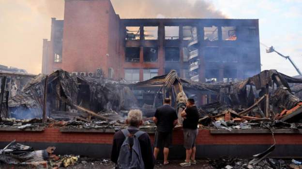 Сутички у Франції - горять авто та магазини, затримано 700 людей 