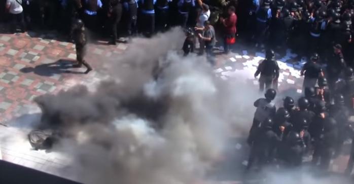 Під час теракту під Верховною Радою у 2015 році, скріншот відео
