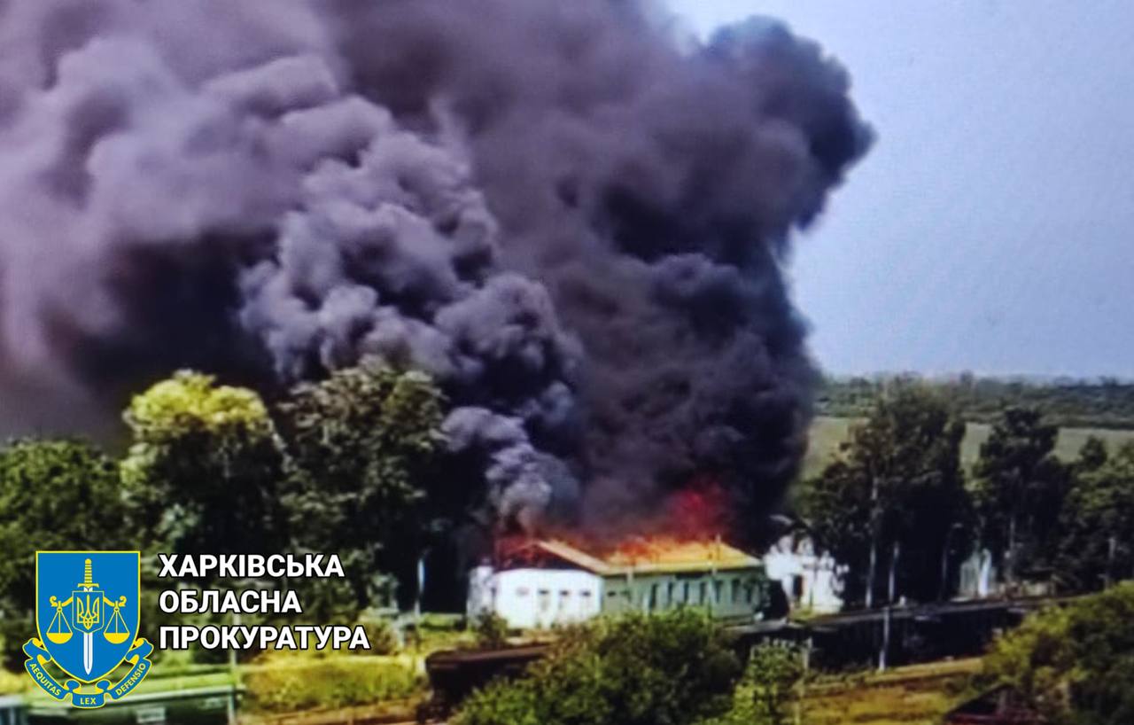 Ворог обстріляв залізничний вокзал на Харківщині. Фото: Офіс генпрокурора