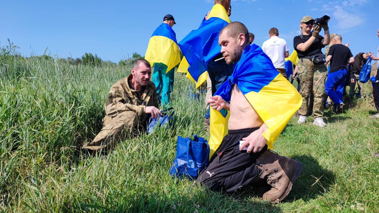 Україна повернула з полону військових та цивільних. Фото: Андрій Єрмак