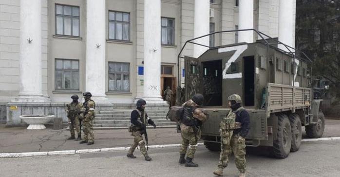 Враг превратил детский санаторий в военную базу. Фото: