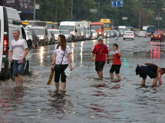У Києві сильна гроза, знову затоплює вулиці та підземні переходи 
