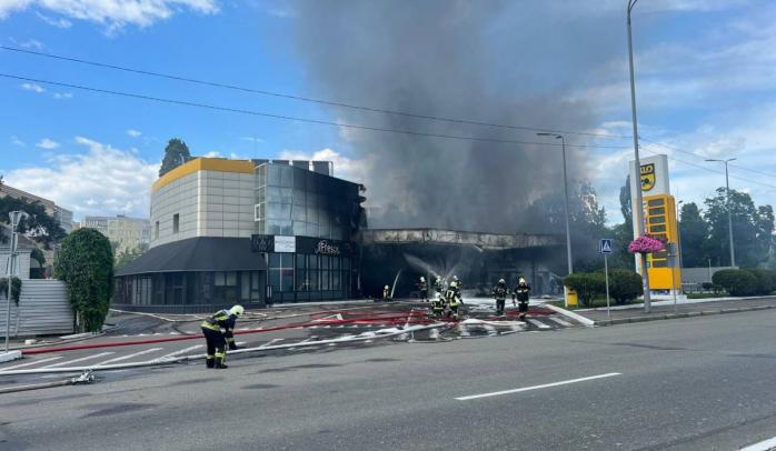 Пожар на АЗС в Киеве, фото: ГСЧС