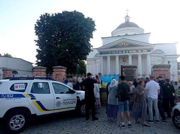 У Білій Церкві церковники УПЦ МП відбивалися від вірян ПЦУ вогнегасником 